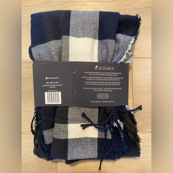 Plush Ultra Soft Plaid Scarf blue & white *New in packaging - Picture 2 of 3